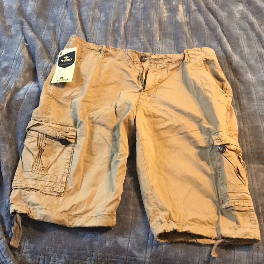 DSN-BW TZGO cargo shorts.